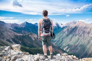 Cinque consigli per scegliere la giusta attrezzatura da trekking in montagna
